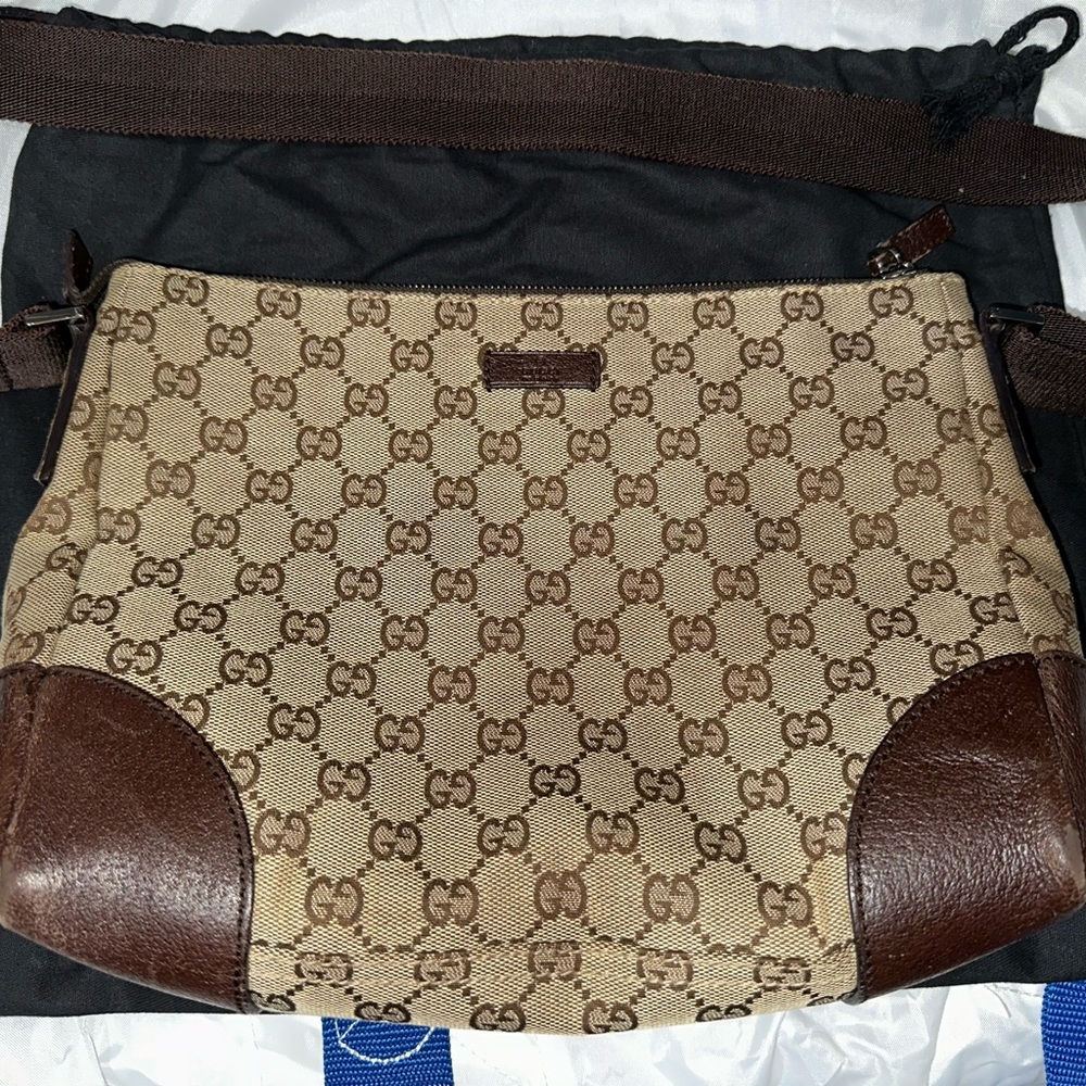 It doesn't have a box so they sold it to me at the mall at the dillars store